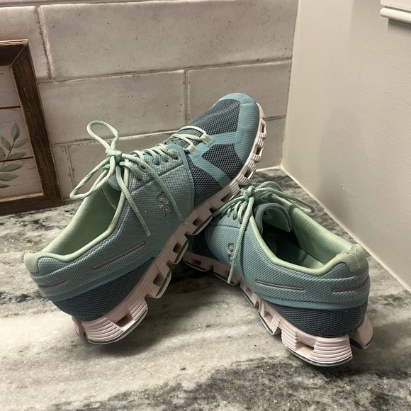 On Running Shoes - Picture 3 of 4